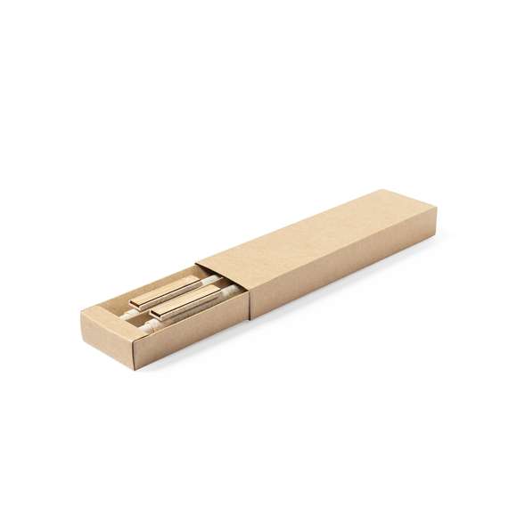 Set de bolígrafo y portaminas de línea nature. Fabricado en combinación de caña de trigo con clip en bambú, para así fomentar la utilización de materias primas naturales y reducir las emisiones contaminantes. Clip con amplia zona de marcaje. Bolígrafo en tinta azul y portaminas con 2 minas incluidas de 0,5mm. Presentado en estuche individual de cartón reciclado.Distintivo Wheat Straw en la parte superior del bolígrafo y portaminas.