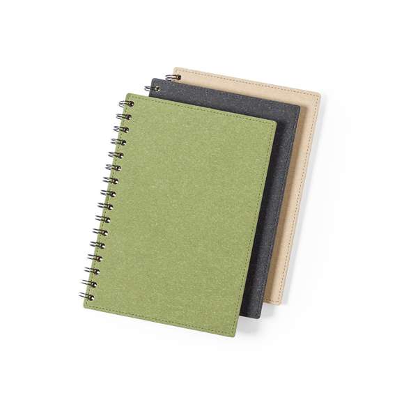 Libreta de anillas A5 de línea nature, con tapas duras en resistente cartón reciclado. 80 hojas con disposición a una raya, de acabado kraft y distintivo reciclado.