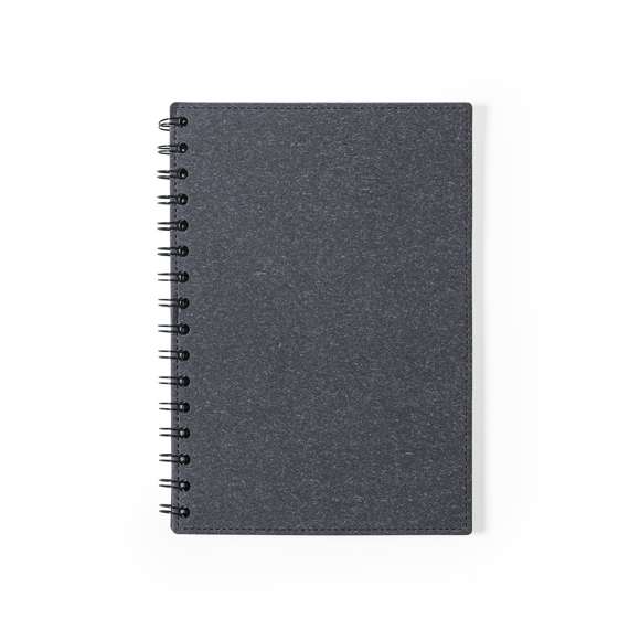 Libreta de anillas A5 de línea nature, con tapas duras en resistente cartón reciclado. 80 hojas con disposición a una raya, de acabado kraft y distintivo reciclado.