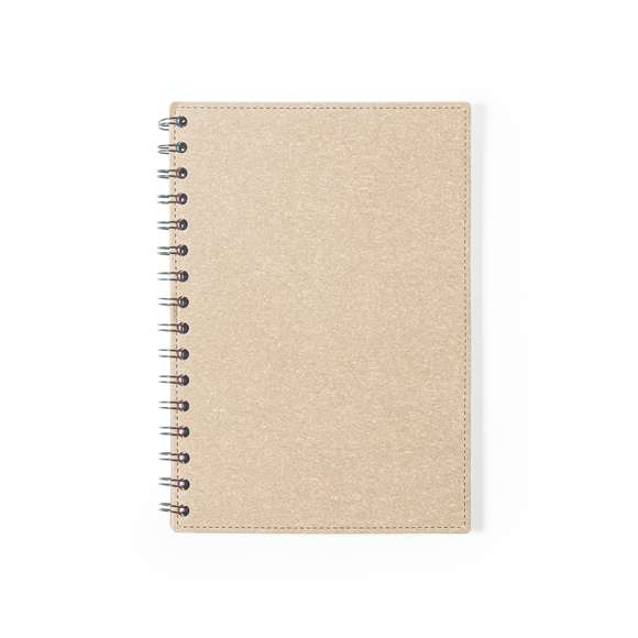 Libreta de anillas A5 de línea nature, con tapas duras en resistente cartón reciclado. 80 hojas con disposición a una raya, de acabado kraft y distintivo reciclado.