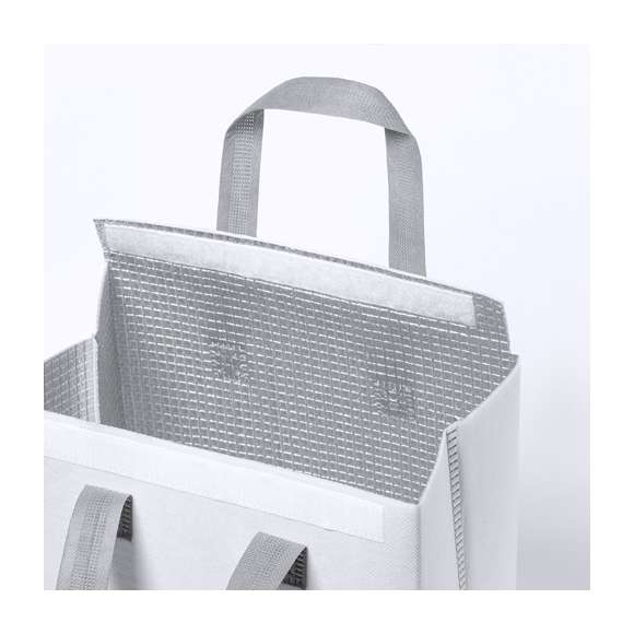 Bolsa nevera en non-woven laminado. Compartimento principal con cierre de velcro e interior isotermo de aluminio. De acabado termosellado, con fuelle y asas reforzadas. Disponible en variada gama de colores.