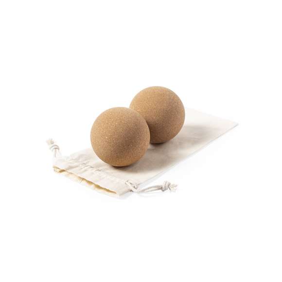 Set de 2 bolas de línea nature para la práctica del yoga y otras actividades. Fabricadas en resistente corcho natural y presentadas en funda de algodón con cierre de cordón. Con ilustraciones de ejercicios.