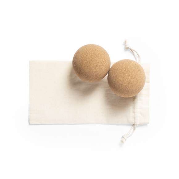 Set de 2 bolas de línea nature para la práctica del yoga y otras actividades. Fabricadas en resistente corcho natural y presentadas en funda de algodón con cierre de cordón. Con ilustraciones de ejercicios.