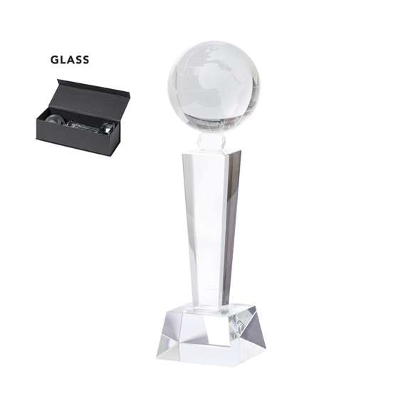 Trofeo de grueso cristal con diseño mundo y resistente base. Especialmente diseñado para marcaje a láser y presentado en estuche de protección en resistente cartón y cierre magnético, con interior troquelado en espuma.