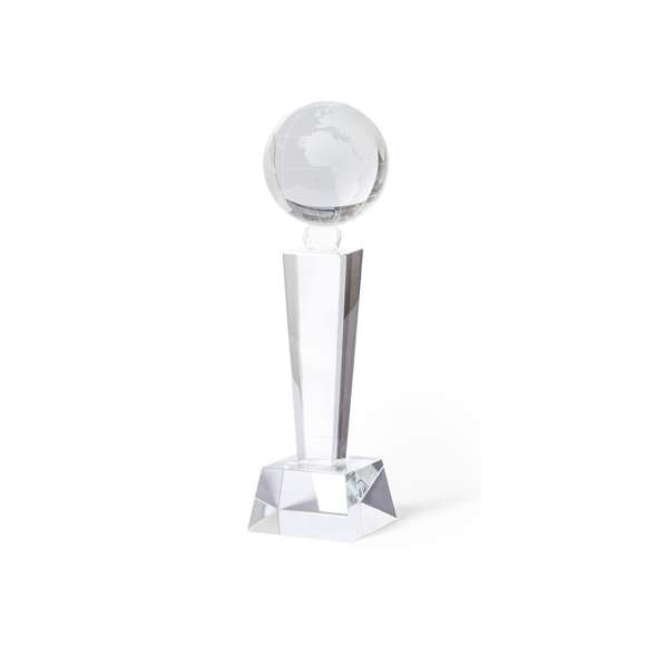 Trofeo de grueso cristal con diseño mundo y resistente base. Especialmente diseñado para marcaje a láser y presentado en estuche de protección en resistente cartón y cierre magnético, con interior troquelado en espuma.