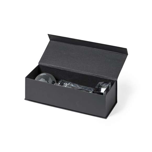 Trofeo de grueso cristal con diseño mundo y resistente base. Especialmente diseñado para marcaje a láser y presentado en estuche de protección en resistente cartón y cierre magnético, con interior troquelado en espuma.