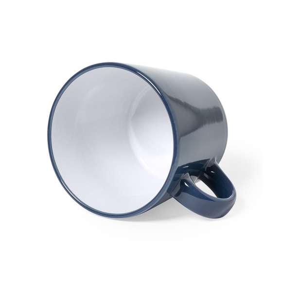 Taza de cerámica de 350ml de capacidad en combinación de interior en color blanco y exterior en variada gama de colores. Presentada en caja individual acabado kraft.