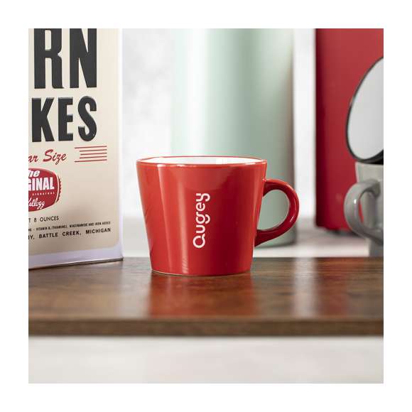 Taza de cerámica de 350ml de capacidad en combinación de interior en color blanco y exterior en variada gama de colores. Presentada en caja individual acabado kraft.