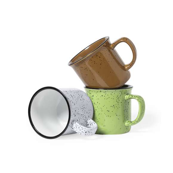 Taza de cerámica de 350ml de capacidad con diseño vintage. En combinación de exterior en colores moteados e interior a juego, con borde negro. Presentada en caja individual acabado kraft.