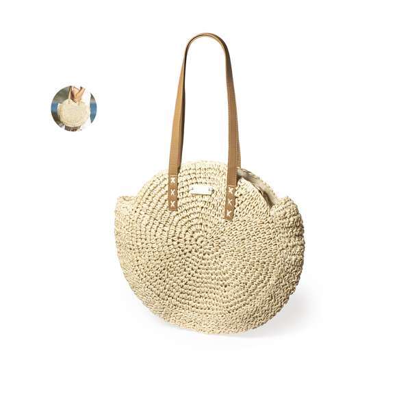Bolso de desenfadado diseño en rafia sintética y con forma circular, un must. Compartimento principal de cierre de cremallera y tirador metálico, con bolsillo en el interior. Forro interior y asas largas en PU, con triple refuerzo en X y superficie para personalización en madera, especialmente diseñada para marcaje en láser.