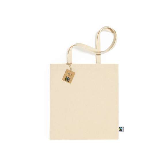 Bolsa de línea nature, fabricada en 100% algodón de 180g/m2 en tono natural. Con certificación Fairtrade (Comercio Justo) un sistema comercial solidario y alternativo al convencional que persigue el desarrollo de los pueblos y la lucha contra la pobreza. De acabado cosido, con asas largas de 70cm y resistencia hasta 7kg de peso. Incluida etiqueta Fairtrade y hangtag distintivo en cartón reciclado.