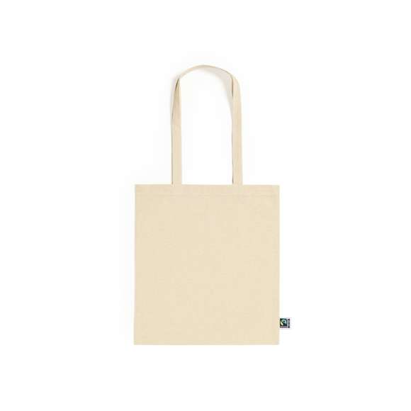 Bolsa de línea nature, fabricada en 100% algodón de 180g/m2 en tono natural. Con certificación Fairtrade (Comercio Justo) un sistema comercial solidario y alternativo al convencional que persigue el desarrollo de los pueblos y la lucha contra la pobreza. De acabado cosido, con asas largas de 70cm y resistencia hasta 7kg de peso. Incluida etiqueta Fairtrade y hangtag distintivo en cartón reciclado.