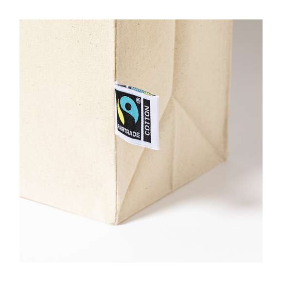 Bolsa de línea nature, fabricada en 100% algodón de 180g/m2 en tono natural. Con certificación Fairtrade (Comercio Justo) un sistema comercial solidario y alternativo al convencional que persigue el desarrollo de los pueblos y la lucha contra la pobreza. De acabado cosido con fuelle, asas largas reforzadas de 70cm y resistencia hasta 7kg de peso. Incluida etiqueta Fairtrade y hangtag distintivo en cartón reciclado.