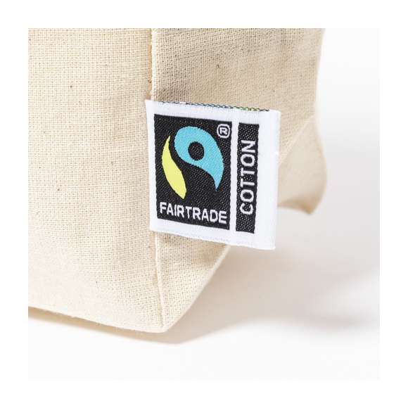  	Neceser de línea nature, fabricado en 100% algodón de 180g/m2 en tono natural. Con certificación Fairtrade (Comercio Justo) un sistema comercial solidario y alternativo al convencional que persigue el desarrollo de los pueblos y la lucha contra la pobreza. Compartimento principal con cierre de cremallera y tirador a juego, incluida etiqueta Fairtrade y hangtag distintivo en cartón reciclado.