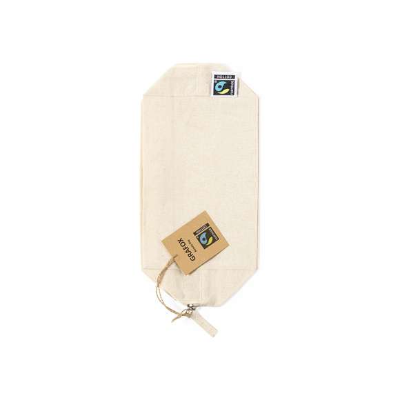  	Neceser de línea nature, fabricado en 100% algodón de 180g/m2 en tono natural. Con certificación Fairtrade (Comercio Justo) un sistema comercial solidario y alternativo al convencional que persigue el desarrollo de los pueblos y la lucha contra la pobreza. Compartimento principal con cierre de cremallera y tirador a juego, incluida etiqueta Fairtrade y hangtag distintivo en cartón reciclado.