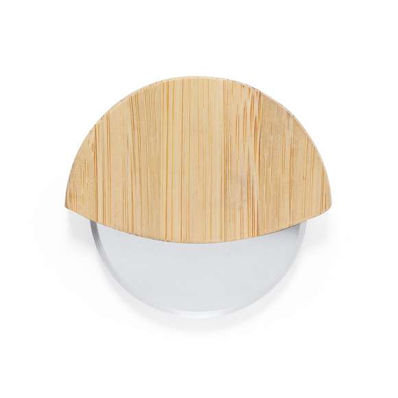 Cortapizzas de línea nature. Con mango en bambú y cuchilla en acero inox. Presentado en atractiva caja de diseño eco.