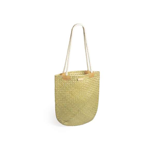 Bolso de desenfadado diseño en paja y con forma rectangular, un must. De gran capacidad y con originales asas largas en algodón, reforzadas en PU. Con superficie para personalización en madera, especialmente diseñada para marcaje en láser.