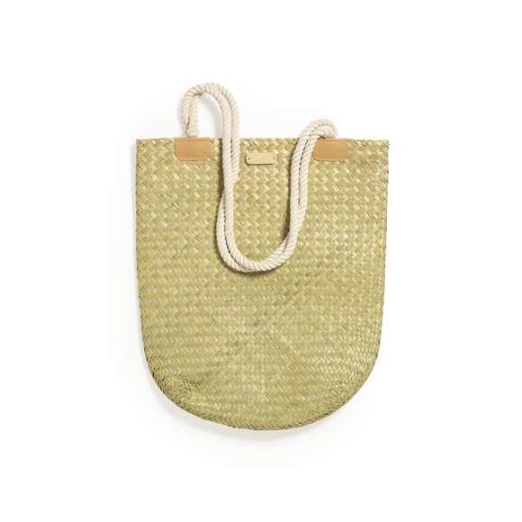 Bolso de desenfadado diseño en paja y con forma rectangular, un must. De gran capacidad y con originales asas largas en algodón, reforzadas en PU. Con superficie para personalización en madera, especialmente diseñada para marcaje en láser.