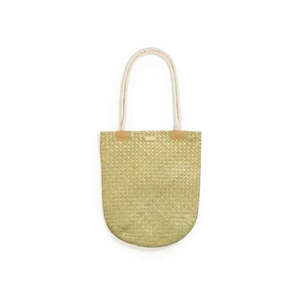 Bolso de desenfadado diseño en paja y con forma rectangular, un must. De gran capacidad y con originales asas largas en algodón, reforzadas en PU. Con superficie para personalización en madera, especialmente diseñada para marcaje en láser.
