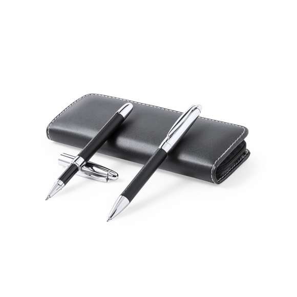 Set premium de bolígrafo y roller. Fabricado en elegante combinación de polipiel en tonos negros y metal cromado. Bolígrafo de mecanismo giratorio en tinta azul y con cartucho jumbo. Roller con capucha y tinta gel en azul, carga jumbo. Presentado en estuche individual de polipiel con cierre de cremallera e interior a juego con compartimentos individuales.