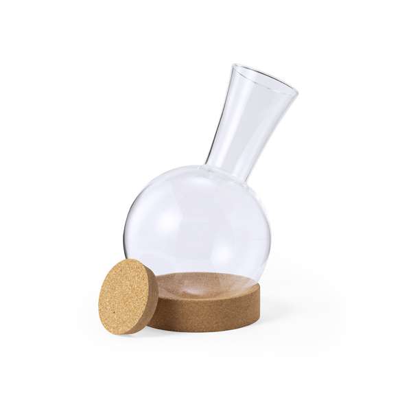 Decantador de línea nature, fabricado en cristal de borosilicato y con base y tapón en corcho natural. De 1,7L de capacidad y presentado en caja individual de diseño eco.