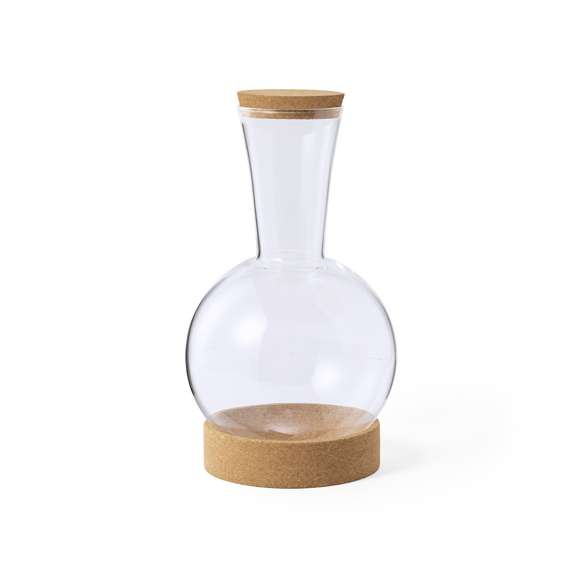 Decantador de línea nature, fabricado en cristal de borosilicato y con base y tapón en corcho natural. De 1,7L de capacidad y presentado en caja individual de diseño eco.
