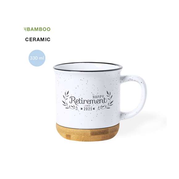 Taza de cerámica de 330ml de capacidad con diseño vintage y base en bambú. Exterior en color blanco moteado e interior a juego, con borde negro. Presentada en caja individual de acabado kraft.