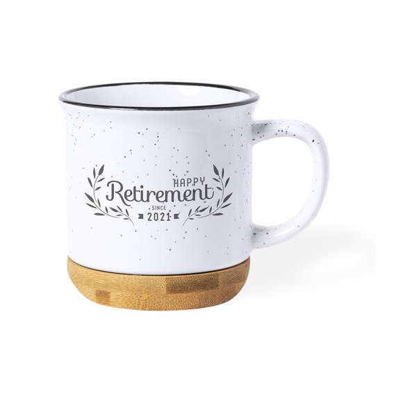 Taza de cerámica de 330ml de capacidad con diseño vintage y base en bambú. Exterior en color blanco moteado e interior a juego, con borde negro. Presentada en caja individual de acabado kraft.