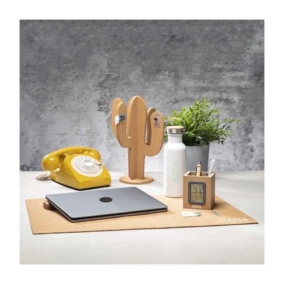 Alfombrilla sobremesa de línea nature fabricada en corcho natural. De tamaño extra grande para dar cabida a los diferentes gadgets del escritorio.