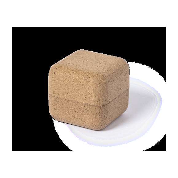 Compacto soporte de línea nature para ordenador portátil. Fabricado en corcho, para así fomentar la utilización de materias primas naturales y reducir las emisiones de contaminantes. Magnético y antideslizante, presentado en atractiva caja individual de diseño eco.