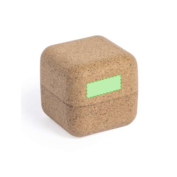 Compacto soporte de línea nature para ordenador portátil. Fabricado en corcho, para así fomentar la utilización de materias primas naturales y reducir las emisiones de contaminantes. Magnético y antideslizante, presentado en atractiva caja individual de diseño eco.