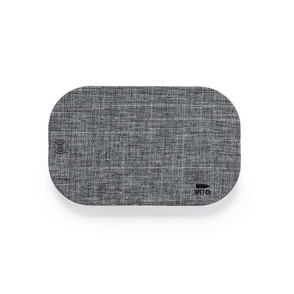 Cargador inalámbrico de línea nature, con práctico diseño ovalado y función carga inalámbrica de 10W. Fabricado en poliéster RPET, elaborado a partir de plástico reciclado, para así fomentar la reutilización de residuos plásticos y ayudar a la sostenibilidad del planeta.  Cable de carga incluido, base antideslizante y compatible con dispositivos equipados con tecnología de carga inalámbrica. Presentado en atractiva caja de diseño eco. Distintivo RPET sobre el artículo.