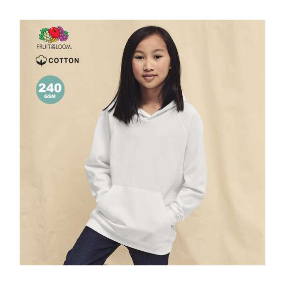 Sudadera unisex para niños Lightweight Hooded Sweat de Fruit Of The Loom. Fabricada en felpa sin cepillar, en combinación de materiales 80% algodón + 20% poliéster de 240g/m2. Capucha sin cordón de ajuste para garantizar la seguridad de los niños y en cumplimiento con la legislación europea de ropa infantil. Manga ranglán y bolsillo frontal tipo canguro, con cintura y puños en algodón/ LYCRA®. Disponible en variada gama de colores y en tallas 5-6, 7-8, 9-11, 12-13, 14-15.