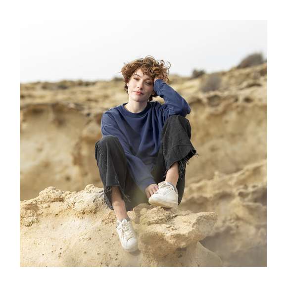 Sudadera para adulto unisex. Fabricada en combinación de materiales algodón orgánico peinado y poliéster RPET, de 280g/m2. Cuello, puños y cintura de punto canalé 2x1, hombros con costura. Con etiqueta distintiva eco.  Con certificación GOTS (Global Organic Textile Standard) y GRS (Global Recycled Standard) que acreditan el origen eco-friendly del material utilizado en la fabricación del producto.  Disponible en extensa gama de colores y en tallas XS, S, M, L, XL, XXL, 3XL.