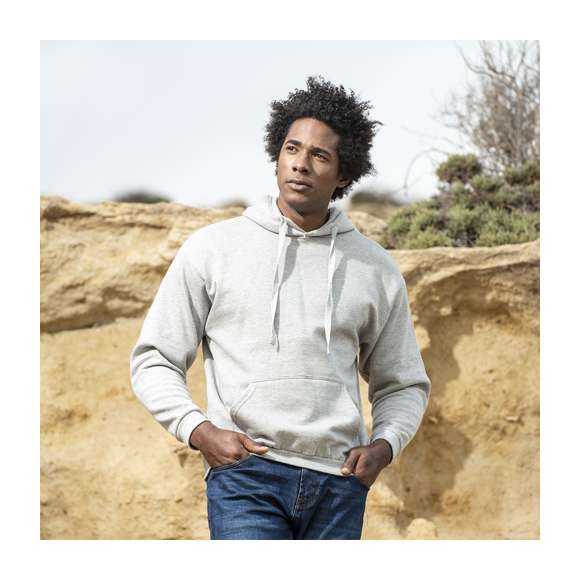 Sudadera para adulto unisex con capucha. Fabricada en combinación de materiales algodón orgánico peinado y poliéster RPET de 280gsm. Bolsillo canguro y capucha forrada de punto liso, con cordones a juego. Cuello, puños y cintura de punto canalé 2x1, hombros con costura. Con etiqueta distintiva eco. Con certificación GOTS (Global Organic Textile Standard) y GRS (Global Recycled Standard) que acreditan el origen eco-friendly del material utilizado en la fabricación del producto. Disponible en variada gama de colores. Tallas XS, S, M, L, XL, XXL, 3XL.