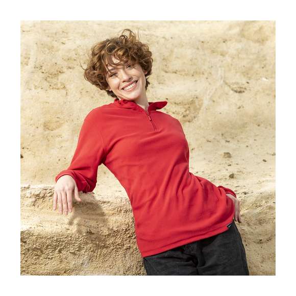 Chaqueta unisex en cálido y suave micro polar fleece RPET de 155g/m2 con tratamiento anti-pilling. Material elaborado a partir de plástico reciclado, para así fomentar la reutilización de residuos plásticos y contribuir a la sostenibilidad del planeta. Con distintivo eco en dobladillo inferior de la prenda.  Cuello con cierre de cremallera y cintura elástica. Disponible en tallas S, M, L, XL, XXL.