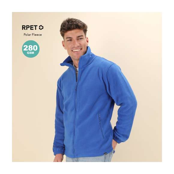 Chaqueta en cálido y suave polar fleece RPET de 280g/m2 con tratamiento anti-pilling. Material elaborado a partir de plástico reciclado, para así fomentar la reutilización de residuos plásticos y contribuir a la sostenibilidad del planeta. Con distintivo eco en dobladillo inferior de la prenda.Con cuello alto, y puños con ribete elástico. Cierre frontal de cremallera con cinta en tirador y bolsillos laterales con cierre de cremallera invisible. Disponible en variada gama de colores y en tallas S, M, L, XL, XXL.