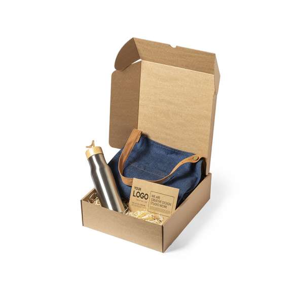  	Caja de presentación tamaño XL. Fabricado en cartón reciclado corrugado de acabado kraft. En línea con la tendencia del mercado hacia la sostenibilidad integral del regalo, ofreciendo soluciones de origen reciclado con el fin de ayudar a la mejora y conservación de nuestro planeta.