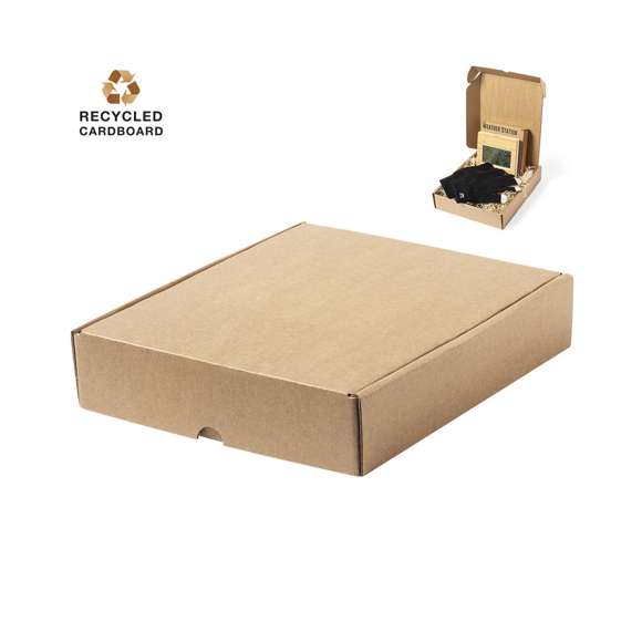  	Caja de presentación tamaño mediano fabricado en cartón reciclado corrugado. De acabado kraft. En línea con la tendencia del mercado hacia la sostenibilidad integral del regalo, ofreciendo soluciones de origen reciclado con el fin de ayudar a la mejora y conservación de nuestro planeta.