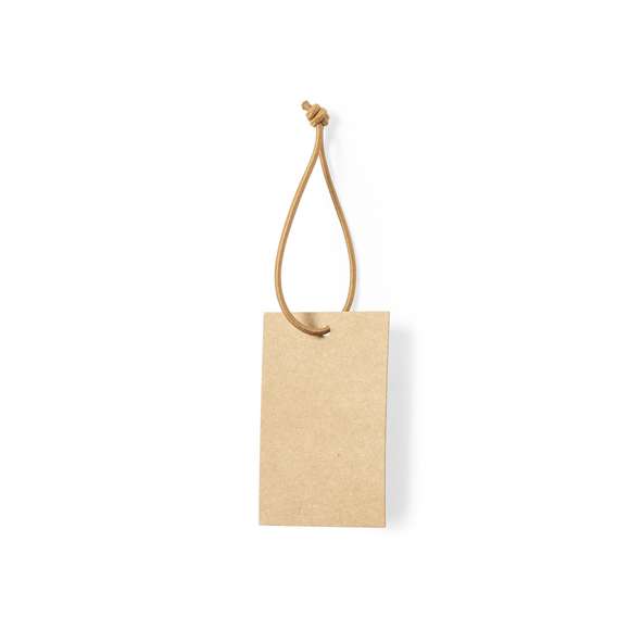  	Etiqueta tipo hangtag de presentación, fabricada en cartón reciclado. De acabado kraft, con cuerda elástica para colgar en color marrón a juego. En línea con la tendencia del mercado hacia la sostenibilidad integral del regalo, ofreciendo soluciones de origen reciclado con el fin de ayudar a la mejora y conservación de nuestro planeta.