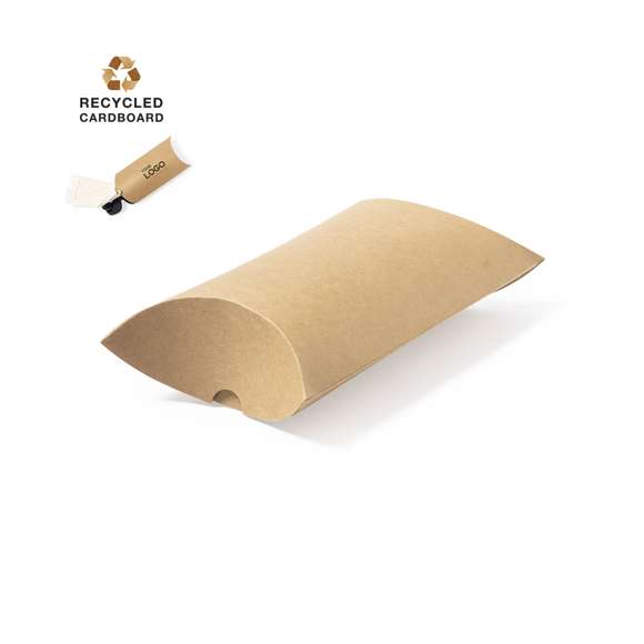 Estuche de presentación tamaño grande, fabricado en cartón reciclado de acabado kraft. En línea con la tendencia del mercado hacia la sostenibilidad integral del regalo, ofreciendo soluciones de origen reciclado con el fin de ayudar a la mejora y conservación de nuestro planeta.