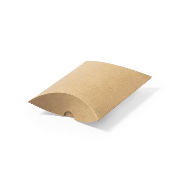 Estuche de presentación tamaño mediano, fabricado en cartón reciclado de acabado kraft. En línea con la tendencia del mercado hacia la sostenibilidad integral del regalo, ofreciendo soluciones de origen reciclado con el fin de ayudar a la mejora y conservación de nuestro planeta.