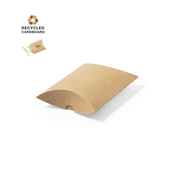 Estuche de presentación tamaño mediano, fabricado en cartón reciclado de acabado kraft. En línea con la tendencia del mercado hacia la sostenibilidad integral del regalo, ofreciendo soluciones de origen reciclado con el fin de ayudar a la mejora y conservación de nuestro planeta.