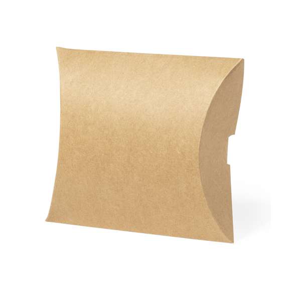 Estuche de presentación tamaño mediano, fabricado en cartón reciclado de acabado kraft. En línea con la tendencia del mercado hacia la sostenibilidad integral del regalo, ofreciendo soluciones de origen reciclado con el fin de ayudar a la mejora y conservación de nuestro planeta.