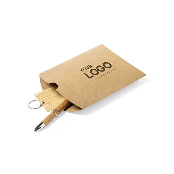 Estuche de presentación tamaño mediano, fabricado en cartón reciclado de acabado kraft. En línea con la tendencia del mercado hacia la sostenibilidad integral del regalo, ofreciendo soluciones de origen reciclado con el fin de ayudar a la mejora y conservación de nuestro planeta.