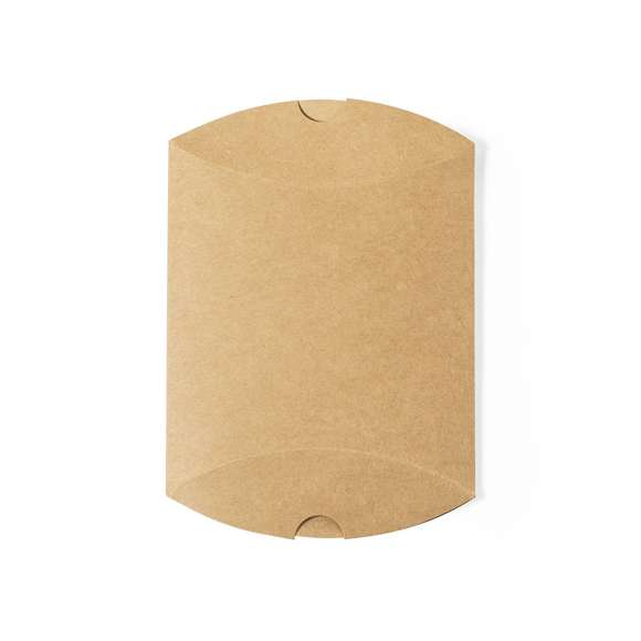 Estuche de presentación tamaño mediano, fabricado en cartón reciclado de acabado kraft. En línea con la tendencia del mercado hacia la sostenibilidad integral del regalo, ofreciendo soluciones de origen reciclado con el fin de ayudar a la mejora y conservación de nuestro planeta.