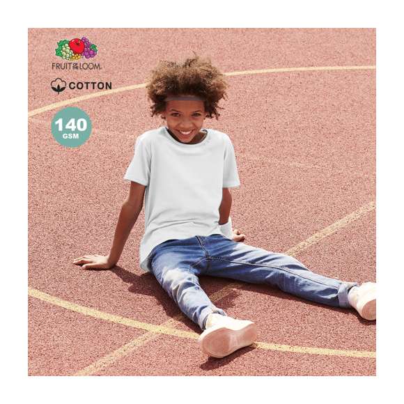 Camiseta para niño blanca Iconic de Fruit Of The Loom. Fabricada en material 100% algodón peinado Ring Spun de 140g/m2. De tacto suave y corte clásico, con cuello redondo estrecho de canalé 1x1 y tapeta a juego. Etiqueta fácilmente removible y disponible en tallas 3-4, 5-6, 7-8, 9-11, 12-13, 14-15.