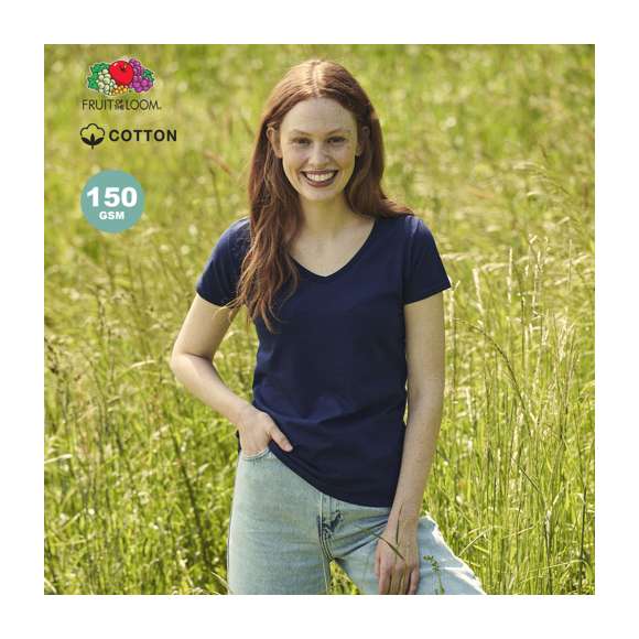 Camiseta para mujer color Iconic V-Neck de Fruit Of The Loom. Fabricada en material 100% algodón peinado Ring Spun de 150g/m2 hilado en anillo. De tacto suave y corte entallado, con costuras laterales diseñadas para un ajuste perfecto. Con cuello en pico estrecho de canalé 1x1 y tapeta a juego. Etiqueta fácilmente removible y disponible en variada gama de colores. Tallas XS, S, M, L, XL, XXL.