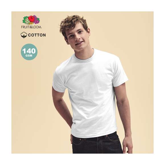 Camiseta para adulto blanca Original T de Fruit Of The Loom. Fabricada en material 100% algodón de 140g/m2. De tacto suave, con cuello redondo ribeteado y tapeta a juego. Con malla más cerrada para optimizar la calidad de impresión y disponible en tallas S, M, L, XL, XXL.
