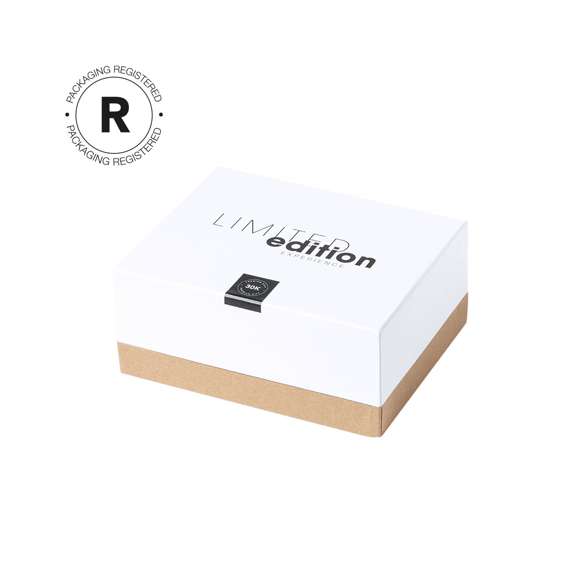 Fiambrera Limited Edition. Un fascinante diseño que conjuga diseño, funcionalidad y sostenibilidad. Compuesto por un compartimento principal en acero inox de 1 litro de capacidad, tapa hermética en bambú y base en corcho natural. Incluye cinta de seguridad.  De la perfecta combinación entre exclusividad y diseño, nace Limited Edition, una colección especial de ideas promocionales de edidición limitada. Un nuevo concepto, inspirado en la fusión de artículos premium con las últimas y más novedosas tendencias y que cuenta con una seleción limitada de unidades, convirtiendo así un regalo en una experiencia única e inolvidable.  Exclusivo estuche de presentación Limited Edition, con diseño protegido por derechos de propiedad industrial.  Incluida tarjeta con descripción de Limited Edition en cartón reciclado.